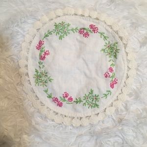 🌵BOGO🌵Pretty Round floral embroidered Doily
